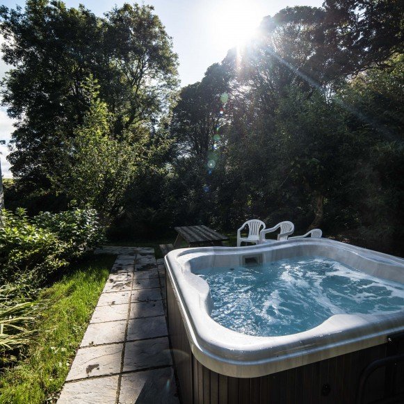 Timber Hill Cottage Hottub 2